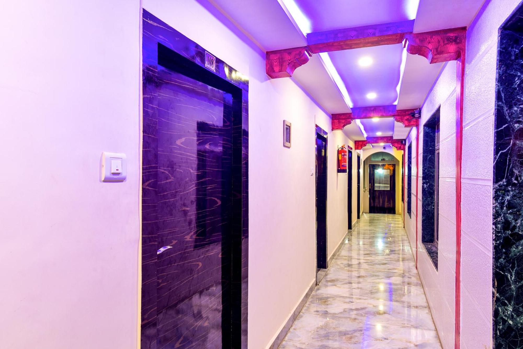 Hotel Deluxe Mumbai Exterior photo