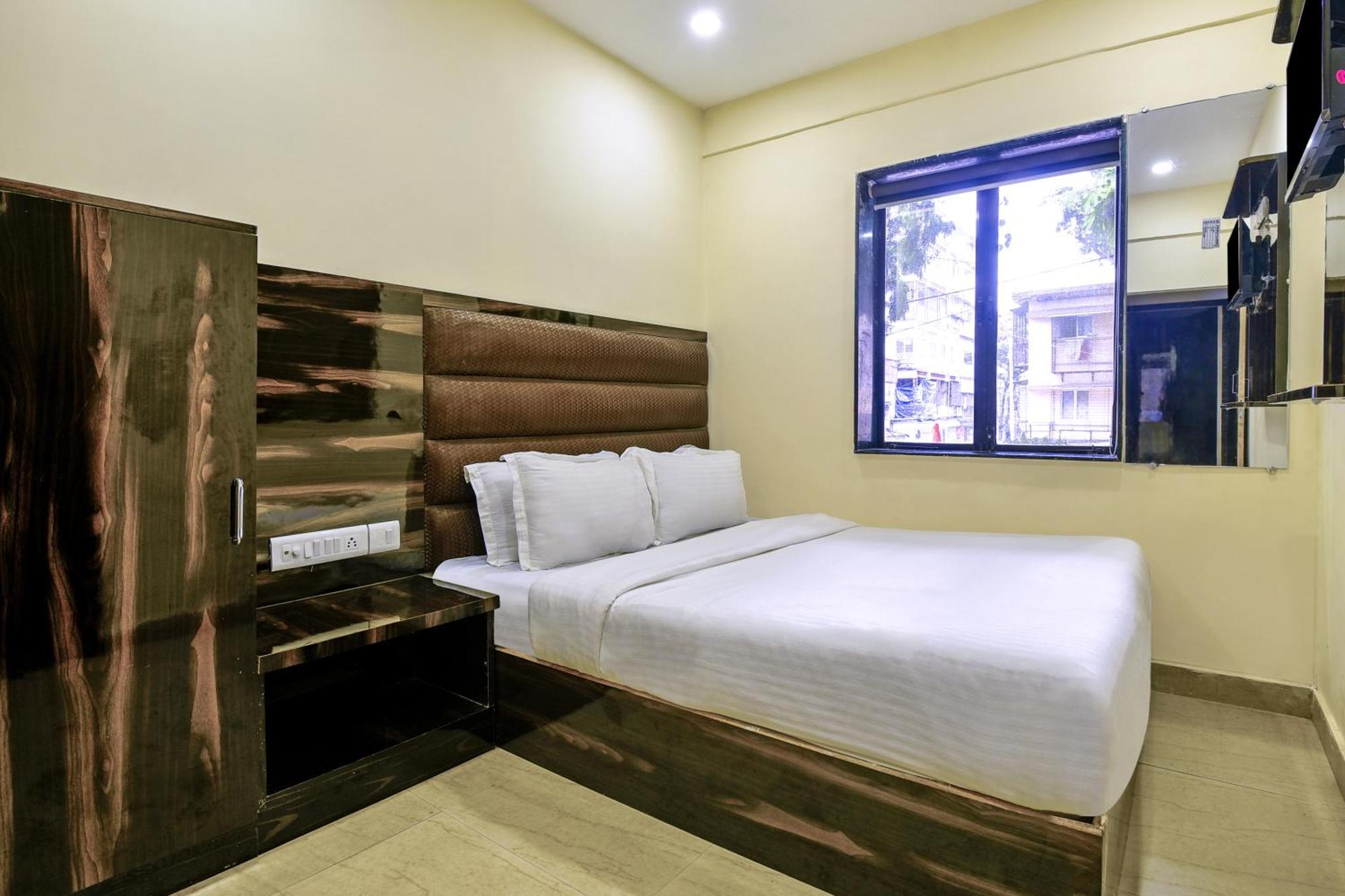 Hotel Deluxe Mumbai Exterior photo